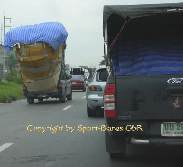 berladene Fahrzeuge in Bangkok Thailand