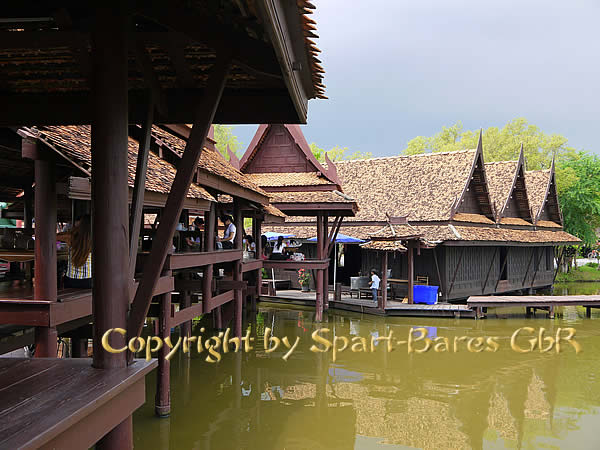 Malerische Häuser auf dem Floating Market